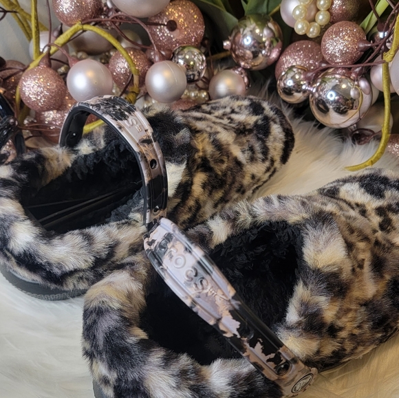 Crocs CLASSIC FUR SURE WOMEN CLOG - Picture 8 of 15